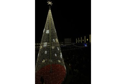Encendido de la iluminación navideña de Ponferrada. ANA F. BARREDO (8)