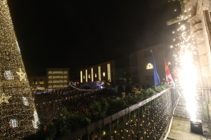 Encendido de la iluminación navideña de Ponferrada. ANA F. BARREDO (9)
