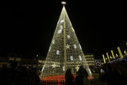Encendido de la iluminación navideña de Ponferrada. ANA F. BARREDO (12)