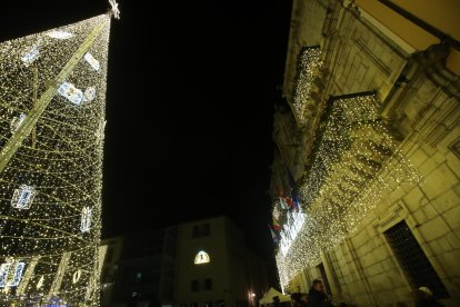 Encendido de la iluminación navideña de Ponferrada. ANA F. BARREDO (13)