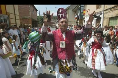 La villa de Alija del Infantado sacó a la calle sus mejores galas en el día central de sus fiestas.