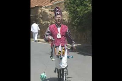 Abrían la comitiva un grupo de danzantes ataviado con su ancestral y colorida vestimenta, que alternaban el camino con los bailes, y que acaparaban buena parte de las miradas de los asistentes al acto.