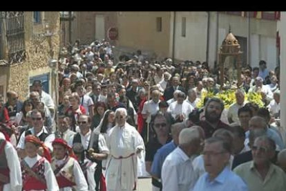 La custodia, de finales del siglo XV, fue portada en carroza y custodiada por un cortejo en el que no faltaron los trajes típicos ni las mantillas.