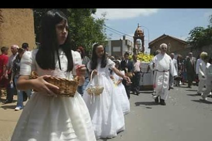 El cortejo, que cerraba la corporación municipal, iba dejando a su paso pétalos de flores, que los fieles les arrojaban desde las terrazas, y pisando alfombras de ramas.
