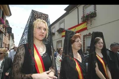 La procesión discurrió junto a improvisados altares ante los que tenían lugar los momentos más solemnes de esta fiesta, declarada de interés cultural.