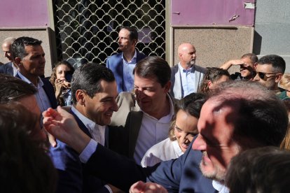 El presidente de Castilla y León, Alfonso Fernández Mañueco, junto a Juan Manuel Moreno, presidente de Andalucía. DL