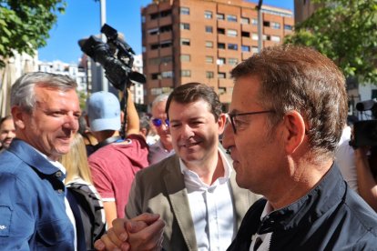 Alfonso Fernández Mañueco, en el acto del PP en Madrid, junto a Alberto Núñez Feijóo. DL