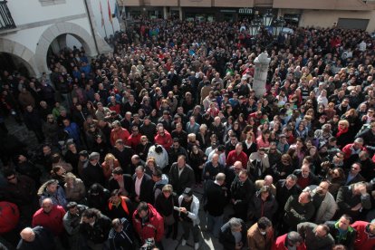 Cientos de personas participaron en la Pola de Gordón en una concentración, que se celebró al día siguiente del accidente, para expresar el apoyo a las familias y compañeros de los mineros fallecidos. RAMIRO