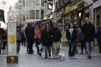 Lugareños y visitantes, en puntos de encuentro en el puente. FERNANDO OTERO