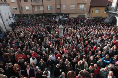 Cientos de personas participaron en la Pola de Gordón en una concentración, que se celebró al día siguiente del accidente, para expresar el apoyo a las familias y compañeros de los mineros fallecidos. RAMIRO