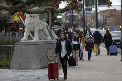 Lugareños y visitantes, en puntos de encuentro en el puente. FERNANDO OTERO