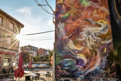 Autor: A.Rodrigo
Título de la obra: Resurgir
Nada más nacer la muerte nos acecha.
Cada día que vivimos también morimos.
Respirar es un gesto involuntario, pero comer, por ejemplo, no! Todos los días luchamos por vivir
¿Cuáles son tus razones? ¿Qué te motiva cada día al levantarte?
En mi opinión no todas las luchas tienen una razón aceptable.
Cambiemos el mundo, nuestro mundo interior. Un mundo que se asemeje más vez a lo natural y menos al concepto capitalista (consumo, desigualdad, racismo, desnaturalización, involución,...).
Un homenaje a todas las personas que luchan cada día, pero sobre todo a quienes la valoran.