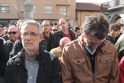 Cientos de personas participaron en la Pola de Gordón en una concentración, que se celebró al día siguiente del accidente, para expresar el apoyo a las familias y compañeros de los mineros fallecidos. RAMIRO