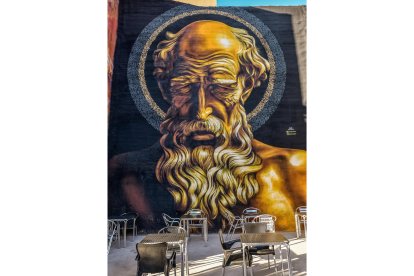 Artista: Moxaico
Título de la obra: Senectud
Representación de la condición de vejez por medio de la figuración, mostrando el cansancio, la dejadez y decrepitud. Usando una gama de colores predilecta por el artista que asoma la intención de “la luz que aún queda” y acompañado de unas cenefas de tags, descontextualizando su uso y origen, proporcionando simetría y centrando por composición el rostro de la figura. Queda a la interpretación del espectador la personificación del personaje, dejando abierta la discusión, creando un sano dilema frente a la obra, haciendo que éstos se detengan ante el mural no siendo así una parte más del entorno urbano.