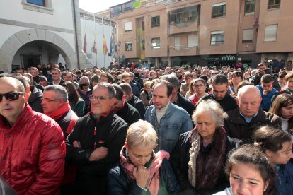 Cientos de personas participaron en la Pola de Gordón en una concentración, que se celebró al día siguiente del accidente, para expresar el apoyo a las familias y compañeros de los mineros fallecidos. RAMIRO