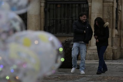 Lugareños y visitantes, en puntos de encuentro en el puente. FERNANDO OTERO