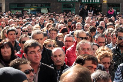 Cientos de personas participaron en la Pola de Gordón en una concentración, que se celebró al día siguiente del accidente, para expresar el apoyo a las familias y compañeros de los mineros fallecidos. RAMIRO