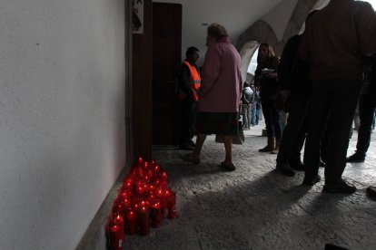 Cientos de personas participaron en la Pola de Gordón en una concentración, que se celebró al día siguiente del accidente, para expresar el apoyo a las familias y compañeros de los mineros fallecidos. RAMIRO