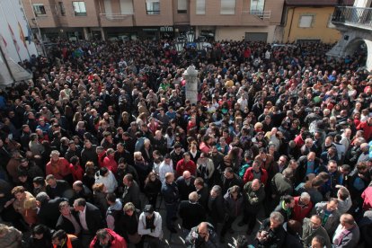 Cientos de personas participaron en la Pola de Gordón en una concentración, que se celebró al día siguiente del accidente, para expresar el apoyo a las familias y compañeros de los mineros fallecidos. RAMIRO