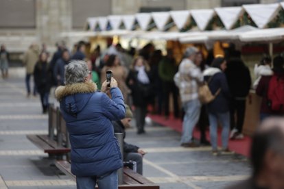Lugareños y visitantes, en puntos de encuentro en el puente. FERNANDO OTERO