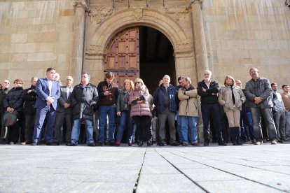 Minuto de silencio ante la Diputación Provincial, al día siguiente del suceso. SECUNDINO PÉREZ