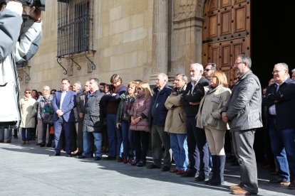 Minuto de silencio ante la Diputación Provincial, al día siguiente del suceso. SECUNDINO PÉREZ