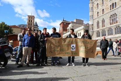 Minuto de silencio ante la Diputación Provincial, al día siguiente del suceso. SECUNDINO PÉREZ