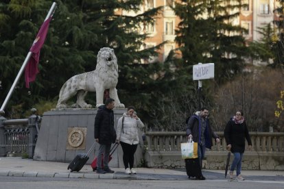 Lugareños y visitantes, en puntos de encuentro en el puente. FERNANDO OTERO