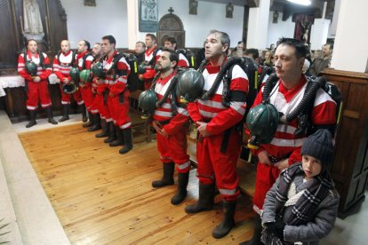 Celebración, en 2013, de la misa de Santa Bárbara en Santa Lucía de Gordón con la presencia de los familiares de los mineros fallecidos. BRUNO MORENO