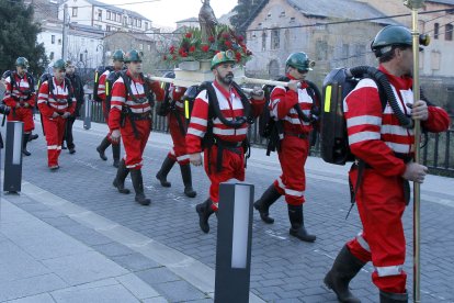 Celebración, en 2013, de la misa de Santa Bárbara en Santa Lucía de Gordón con la presencia de los familiares de los mineros fallecidos. BRUNO MORENO