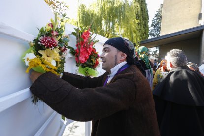 Ofrenda floral durante la misa de la tradicional romería de San Froilán en La Virgen del Camino (León) declarada de Interés Turístico Provincial y Regional. Foto: Carlos S. Campillo