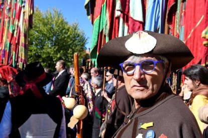 Multitud de personas cumplen con la tradición de tirar al Santo de la Nariz en la Puerta de San Froilán, durante la romería celebrada en el día grande de las Fiestas de San Froilán, este sábado en la Basílica de La Virgen del Camino, en León. EFE/J.Casares
