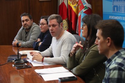 Representantes municipales, de la protectora, de la Junta Vecinal de Santo Tomás de las Ollas y el veterinario encargado de las esterilizaciones. L DE LA MATA