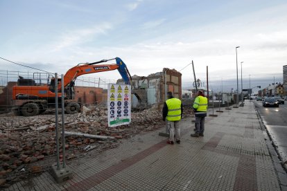 Derribo de una casa en Michaisa, donde se situará el establecimiento de Burger King. FERNANDO OTERO
