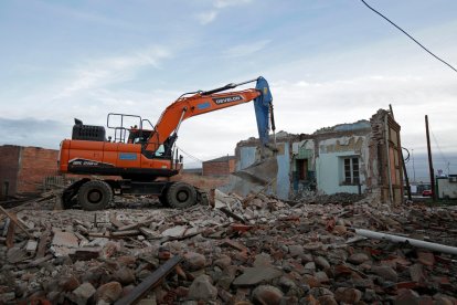 Derribo de una casa en Michaisa, donde se situará el establecimiento de Burger King. FERNANDO OTERO