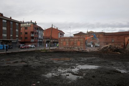 Derribo de una casa en Michaisa, donde se situará el establecimiento de Burger King. FERNANDO OTERO