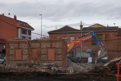 Derribo de una casa en Michaisa, donde se situará el establecimiento de Burger King. FERNANDO OTERO