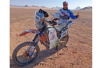 Fran Pallas con su moto tras la etapa prólogo del Dakar en la que se apuntaba la victoria. TECOIPS