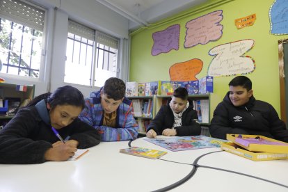 Preparativos en el colegio Gumersindo Azcárate de León ante la visita de los reyes. RAMIRO