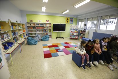 Preparativos en el colegio Gumersindo Azcárate de León ante la visita de los reyes. RAMIRO