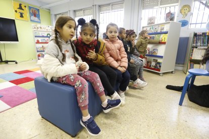Preparativos en el colegio Gumersindo Azcárate de León ante la visita de los reyes. RAMIRO