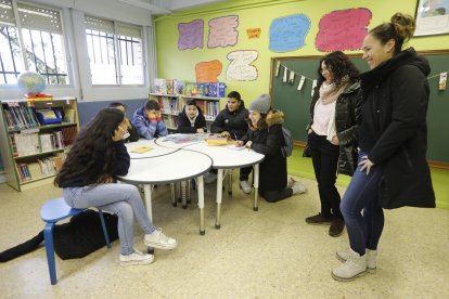 Preparativos en el colegio Gumersindo Azcárate de León ante la visita de los reyes. RAMIRO