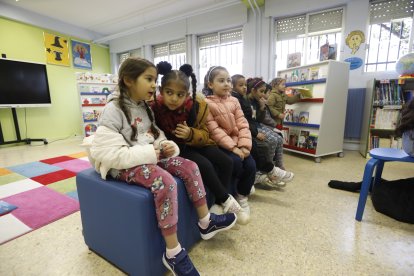 Preparativos en el colegio Gumersindo Azcárate de León ante la visita de los reyes. RAMIRO