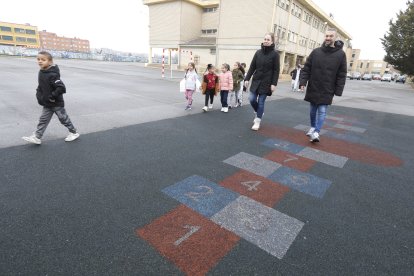 Preparativos en el colegio Gumersindo Azcárate de León ante la visita de los reyes. RAMIRO