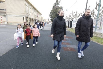 Preparativos en el colegio Gumersindo Azcárate de León ante la visita de los reyes. RAMIRO