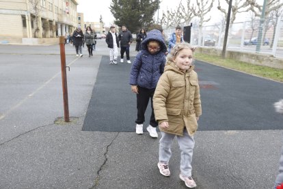 Preparativos en el colegio Gumersindo Azcárate de León ante la visita de los reyes. RAMIRO