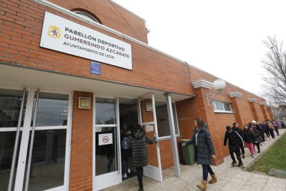 Preparativos en el colegio Gumersindo Azcárate de León ante la visita de los reyes. RAMIRO