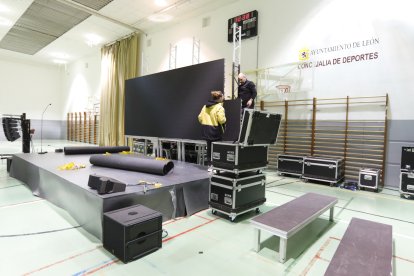 Preparativos en el colegio Gumersindo Azcárate de León ante la visita de los reyes. RAMIRO