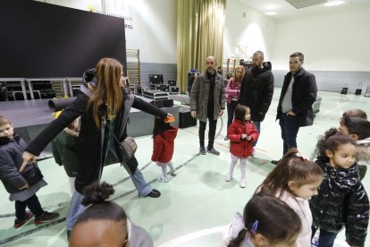 Preparativos en el colegio Gumersindo Azcárate de León ante la visita de los reyes. RAMIRO
