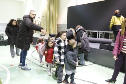 Preparativos en el colegio Gumersindo Azcárate de León ante la visita de los reyes. RAMIRO